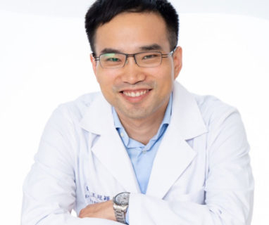 群英整形_王冠穎醫師_大頭微笑照