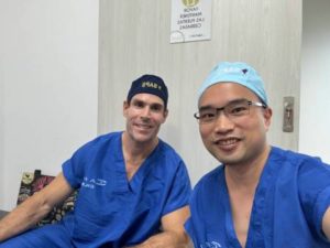 群英王冠穎醫師遠赴歐美研習身體雕塑整形技術 王冠穎醫師前往歐洲、南美洲研習隆乳與腹部拉皮手術