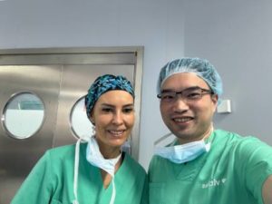 群英王冠穎醫師遠赴歐美研習身體雕塑整形技術 王冠穎醫師前往歐洲、南美洲研習隆乳與腹部拉皮手術